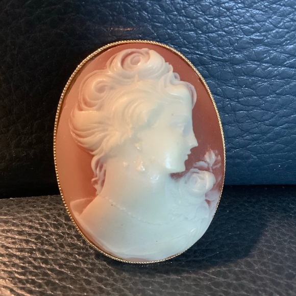 Jewelry - Vintage Cameo Brooch